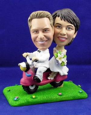 3D-Comicfigur vom Foto - Paar auf dem Roller - Lustige individuelle 3D-Comicfigur vom Hochzeitspaar